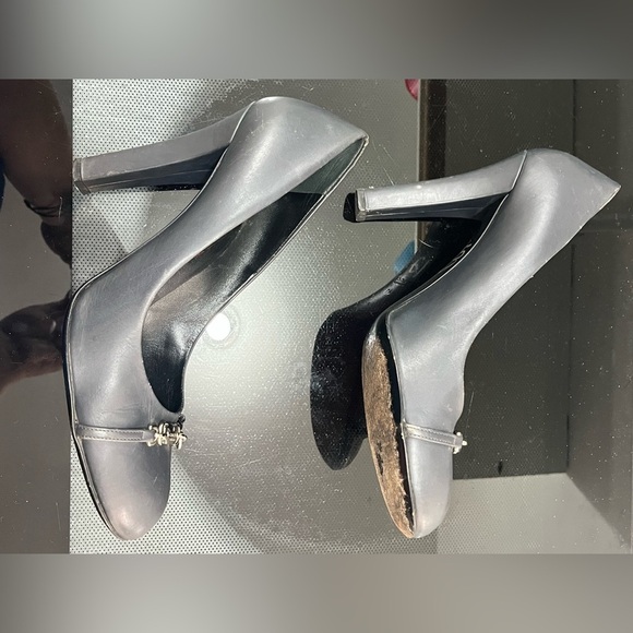 GUCCI  navy Heels with Chain Detail - Picture 6 of 10